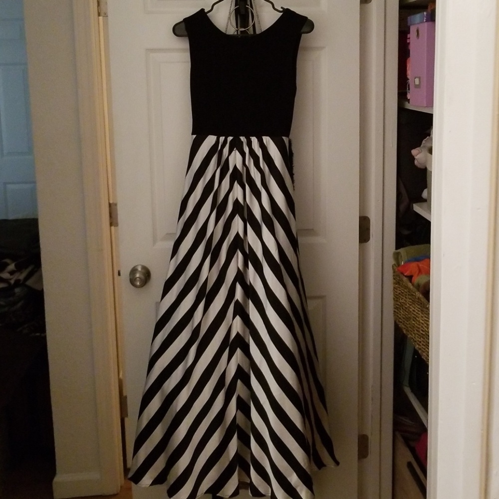 Floor length prom dress with pockets!